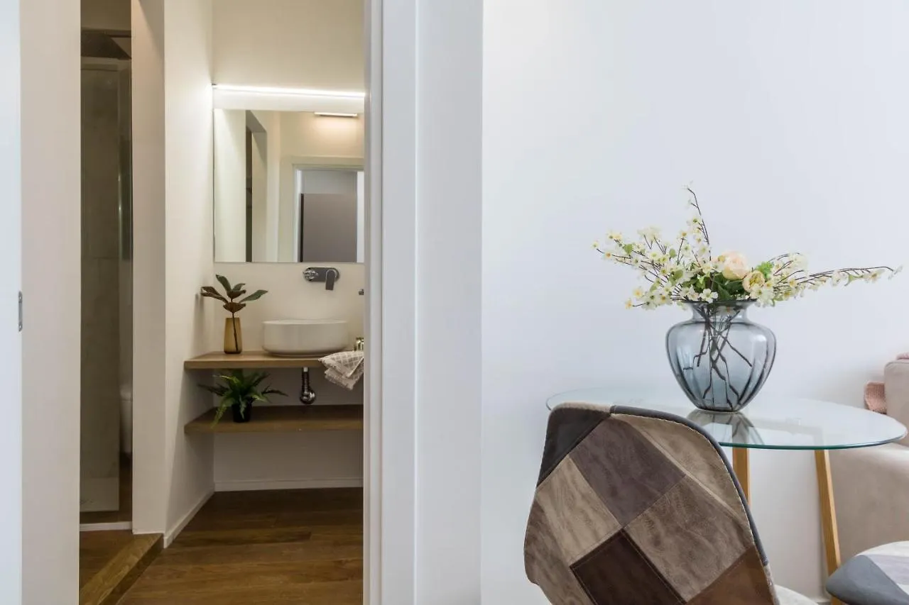 Central & Cozy Apartment In Milan Via Disciplini