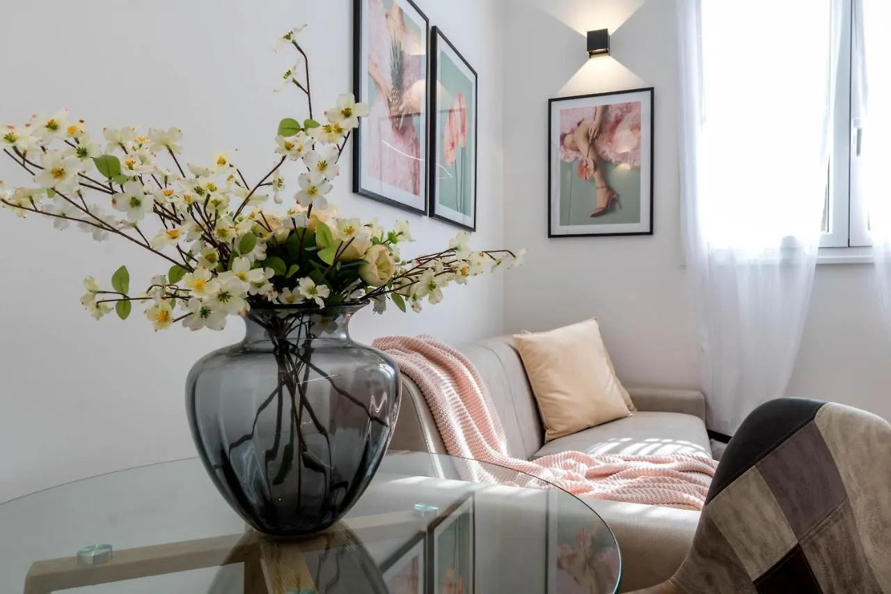 Central & Cozy Apartment In Milan Via Disciplini Italy