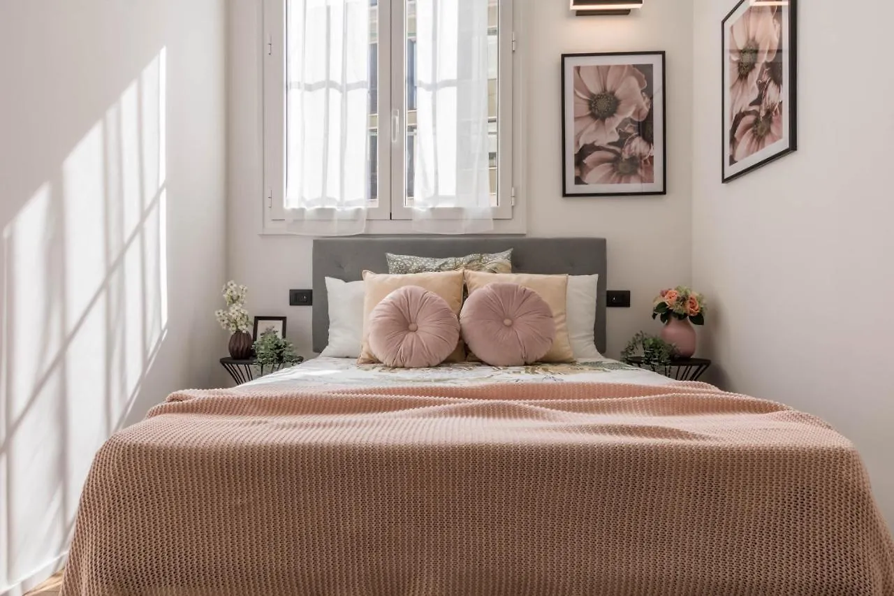 Central & Cozy Apartment In Milan Via Disciplini contacts