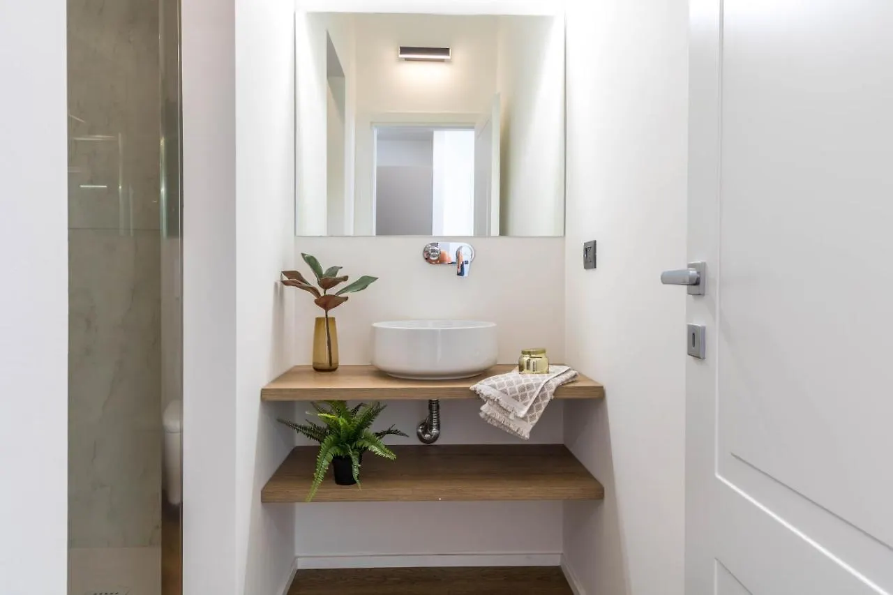 Central & Cozy Apartment In Milan Via Disciplini